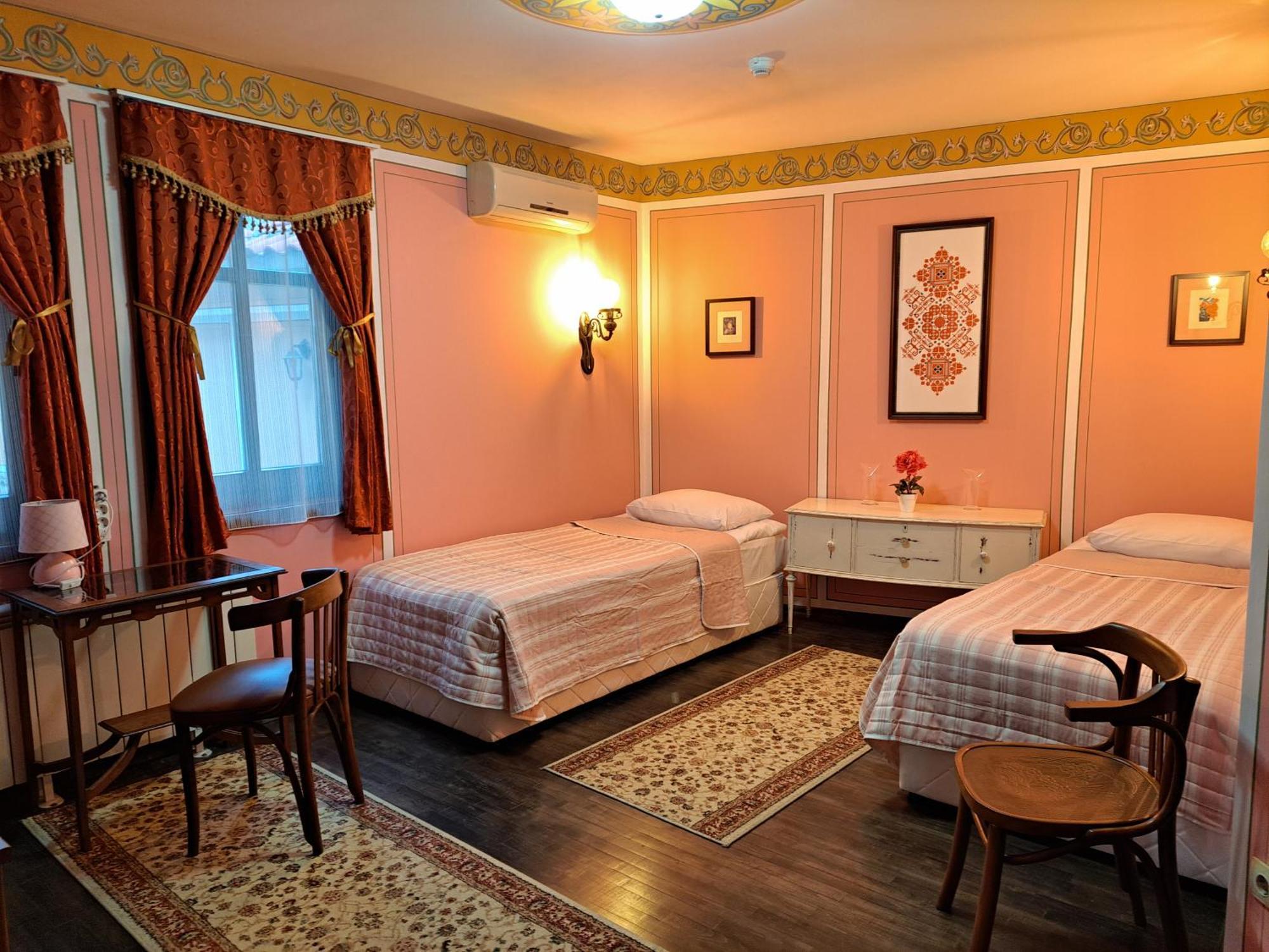 Family Hotel At Renaissance Square พลอฟดิฟ ภายนอก รูปภาพ
