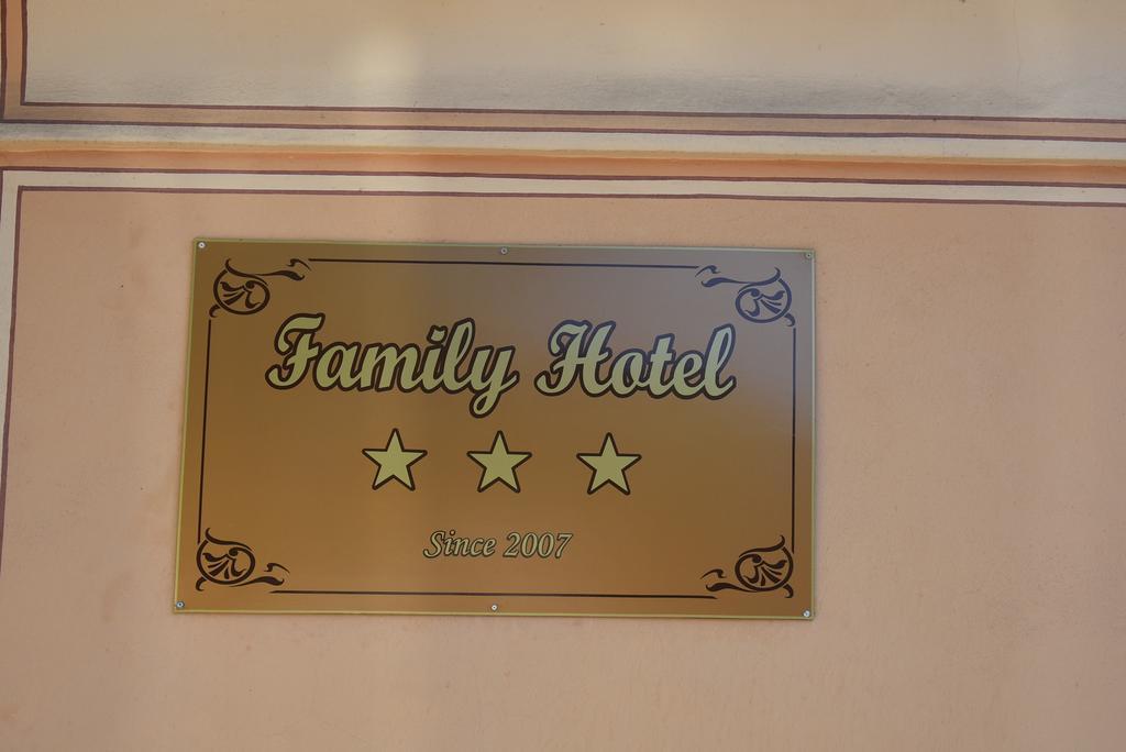 Family Hotel At Renaissance Square พลอฟดิฟ ภายนอก รูปภาพ