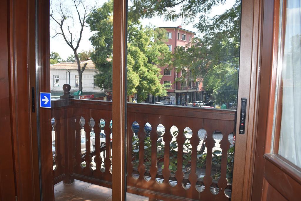 Family Hotel At Renaissance Square พลอฟดิฟ ภายนอก รูปภาพ