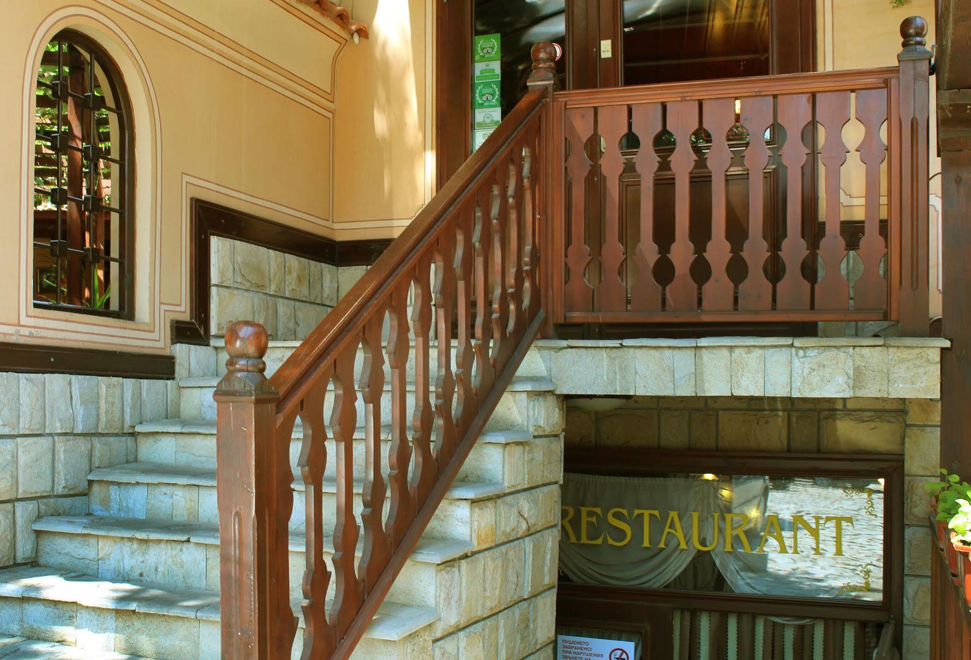 Family Hotel At Renaissance Square พลอฟดิฟ ภายนอก รูปภาพ
